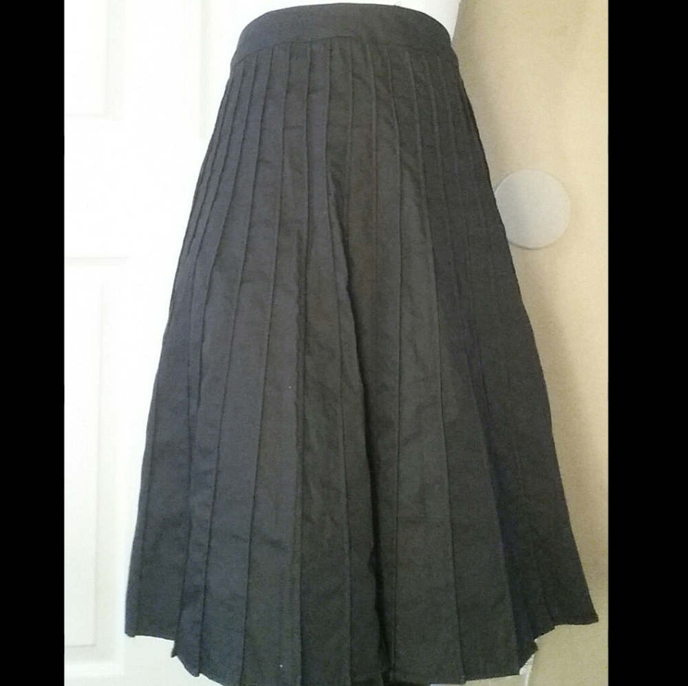 90s Black Pleated Skirt